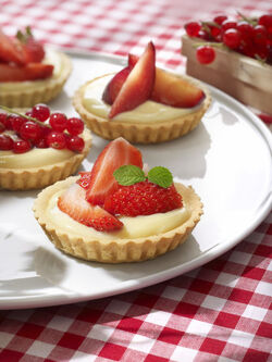 TARTELLETTE CON CREMA PASTICCIERA E FRUTTA