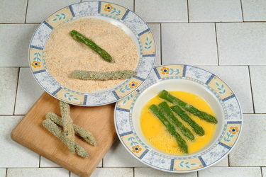 ASPARAGI FRITTI CON MIMOSA DI UOVA