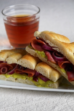 PANINO TONNO AFFUMICATO E GUACAMOLE