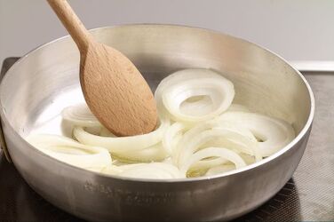 ZUPPA DI CIPOLLE E GERMOGLI DI SOIA CON TELLINE