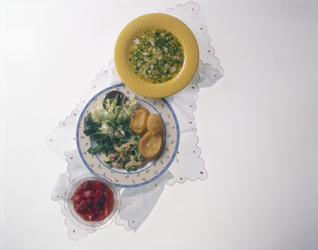 MINESTRA DI PASTA E PISELLI
INSALATA DI RADICCHI CON FRITTURA
COPPA DI FRAGOLE AL VINO