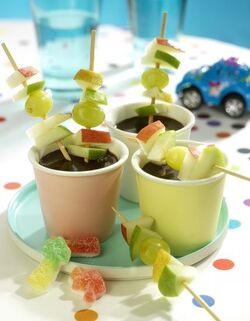 SPIEDINI DI FRUTTA CON FONDUTA DI CIOCCOLATA SPIEDINI DI FRUTTA CON FONDUTA DI CIOCCOLATA