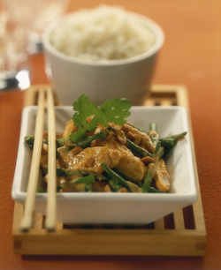 POLLO E FAGIOLINI AL CURRY ROSSO