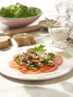 CARPACCIO DI POMODORI RUCOLA E GAMBERETTI