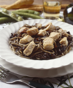 SPAGHETTI AL RAG&Ugrave; DI TONNO IN NERO