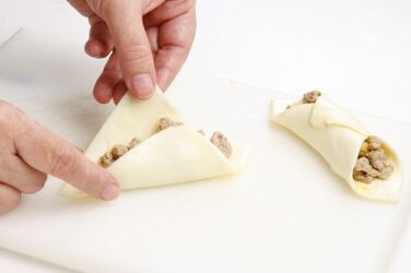 CANNOLI DI FORMAGGIO E VITELLO CON RAMECCHE AL PROSCIUTTO CANNOLI DI FORMAGGIO E VITELLO CON RAMECCHE AL PROSCIUTTO