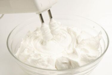 TORTA COLOMBA CON CONFETTINI RIPIENA DI PANNA E FRUTTI ROSSI