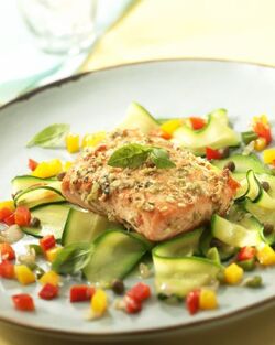 SALMONE DORATO CON PEPERONI E ZUCCHINE