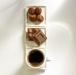 CAFF&Egrave; CON QUADRATI DI CIOCCOLATA ALLE NOCCIOLE