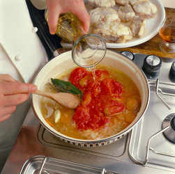 RANA PESCATRICE CON SALSA DI PEPERONI E PINOLI RANA PESCATRICE CON SALSA DI PEPERONI E PINOLI