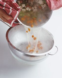 SPAGHETTI CON POLLO E SALSA AL CURRY SPAGHETTI CON POLLO E SALSA AL CURRY