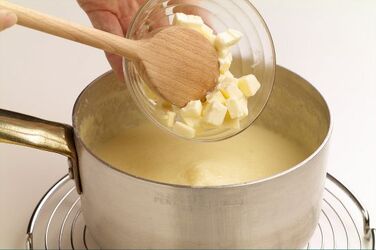 BUDINI DI SEMOLINO CON GELATINA DI RIBES BUDINI DI SEMOLINO CON GELATINA DI RIBES