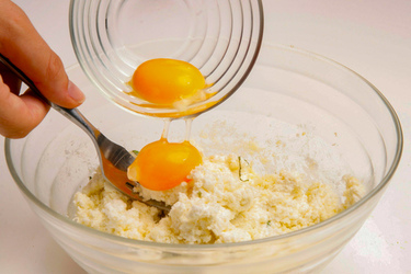 FRITTELLE DI RICOTTA CON OLIVE E MENTA FRITTELLE DI RICOTTA CON OLIVE E MENTA
