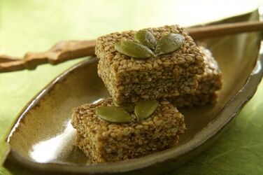 CROCCANTINI DI SESAMO CON SEMI DI ZUCCA
