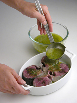 MEN&Ugrave; ALL APERTO TONNO ALLA GRIGLIA SPIEDINI DI POLLO CON ANANAS INSALATADI AVOCADO PEPERONE E FAGIOLI