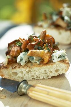 TOAST AI FUNGHI E ROQUEFORT
