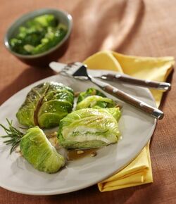 FAGOTTINI DI CROTTIN DE CHAVIGNOL IN FOGLIE DI CAVOLO FAGOTTINI DI CROTTIN DE CHAVIGNOL IN FOGLIE DI CAVOLO