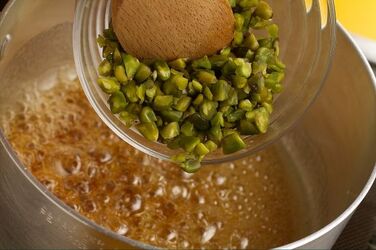 MOUSSE DI YOGURT ALLE FRAGOLE CON PISTACCHI MOUSSE DI YOGURT ALLE FRAGOLE CON PISTACCHI