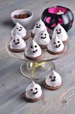 FANTASMINI DI MERINGA SU BISCOTTINI DI FROLLA