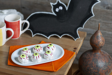 OCCHI DELLA STREGA RICOPERTI DI CRUMBLE E CREMA ALLA NOCCIOLA