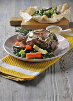 STINCO DI MAIALE ALLA BIRRA SENAPE E MIELE CON VERDURINE DI PRIMAVERA