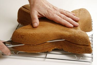 TORTA COLOMBA CON CONFETTINI RIPIENA DI PANNA E FRUTTI ROSSI