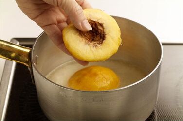 PESCHE CON GELATO ALLA VANIGLIA