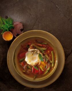 ZUPPA DI UOVA CIPOLLE ROSSE ZUCCHINE E PEPERONI