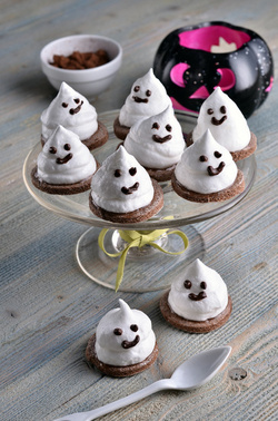 FANTASMINI DI MERINGA SU BISCOTTINI DI FROLLA