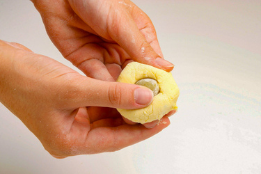 FRITTELLE DI RICOTTA CON OLIVE E MENTA FRITTELLE DI RICOTTA CON OLIVE E MENTA