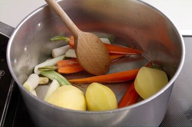 VERDURE MISTE ALL AGLIO E MAGGIORANA CON SALSA VERDURE MISTE ALL AGLIO E MAGGIORANA CON SALSA