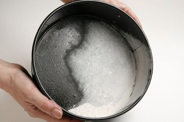 TORTA AL CACAO CILIEGIE SCIROPPATE E PANNA MONTATA