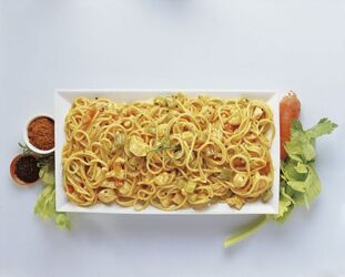 SPAGHETTI CON POLLO E SALSA AL CURRY SPAGHETTI CON POLLO E SALSA AL CURRY