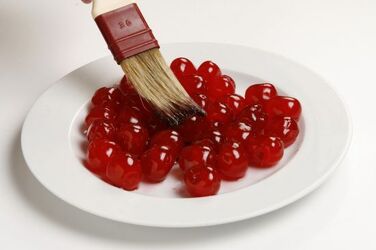 TORTA AL CACAO CILIEGIE SCIROPPATE E PANNA MONTATA