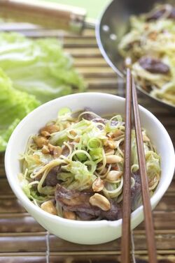 SPAGHETTI DI RISO CON MANZO AGLI ARACHIDI