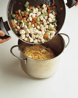 SPAGHETTI CON POLLO E SALSA AL CURRY SPAGHETTI CON POLLO E SALSA AL CURRY