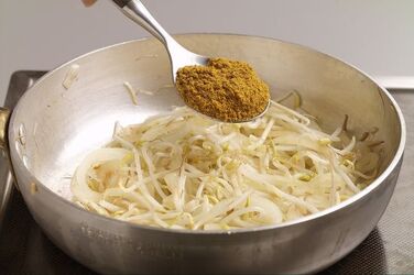 ZUPPA DI CIPOLLE E GERMOGLI DI SOIA CON TELLINE