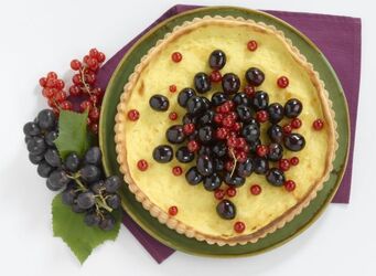 CROSTATA AL FORMAGGIO CON UVA E RIBES