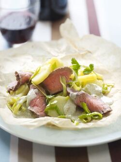 TAGLIATA DI MANZO AI PORRI E SALSA ROQUEFORT