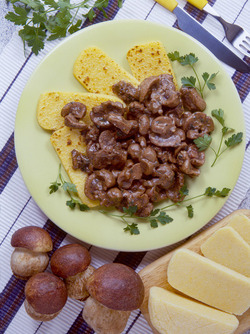 FUNGHI TRIFOLATI CON POLENTA