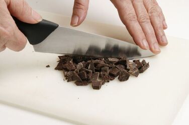 TORTA AL CACAO CILIEGIE SCIROPPATE E PANNA MONTATA