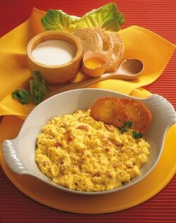 UOVA STRAPAZZATE CON CROSTONI DI PANE