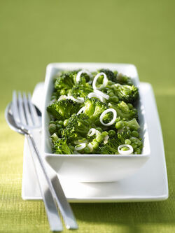 INSALATA CALDA DI BROCCOLI E PISELLI IN SALSA ALLE ERBE