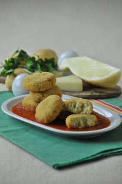 PATATELLE OVVERO POLPETTE DI PATATE E CACIOCAVALLO AL POMODORO