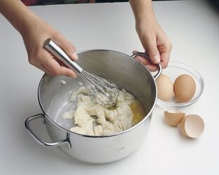 FRITTELLE DI RICOTTA CON SALSA DI PRUGNE