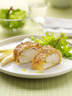 PETTO DI POLLO CON EMMENTHAL IN PASTA SFOGLIA