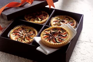 QUICHE PICCOLE CON ZUCCHINE POMODORO PROVOLONE