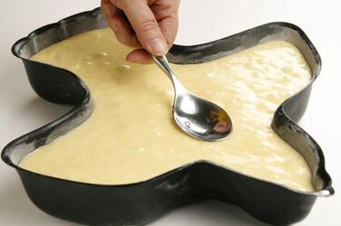 TORTA COLOMBA CON CONFETTINI RIPIENA DI PANNA E FRUTTI ROSSI