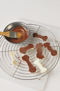 MERINGHE A FORMA DI OSSA CON FONDO DI CIOCCOLATO