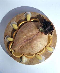 PETTO D ANATRA SU PIATTO DI LEGNO